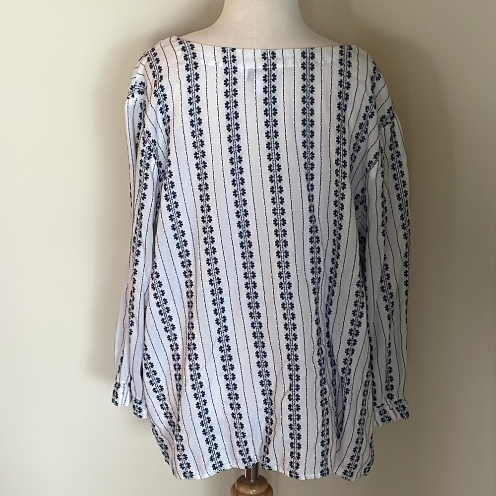 EUC Women’s XL Croft & Barrow V~Neck Floral Embroidered 3/4 Sleeve Top - Picture 3 of 7